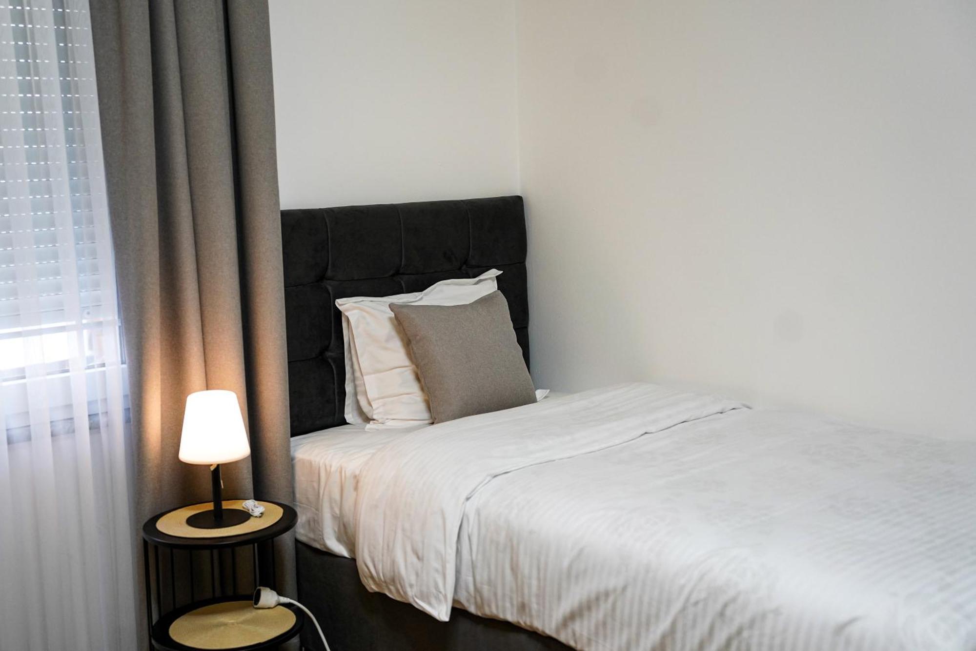 Ten Guest House Pristina Extérieur photo
