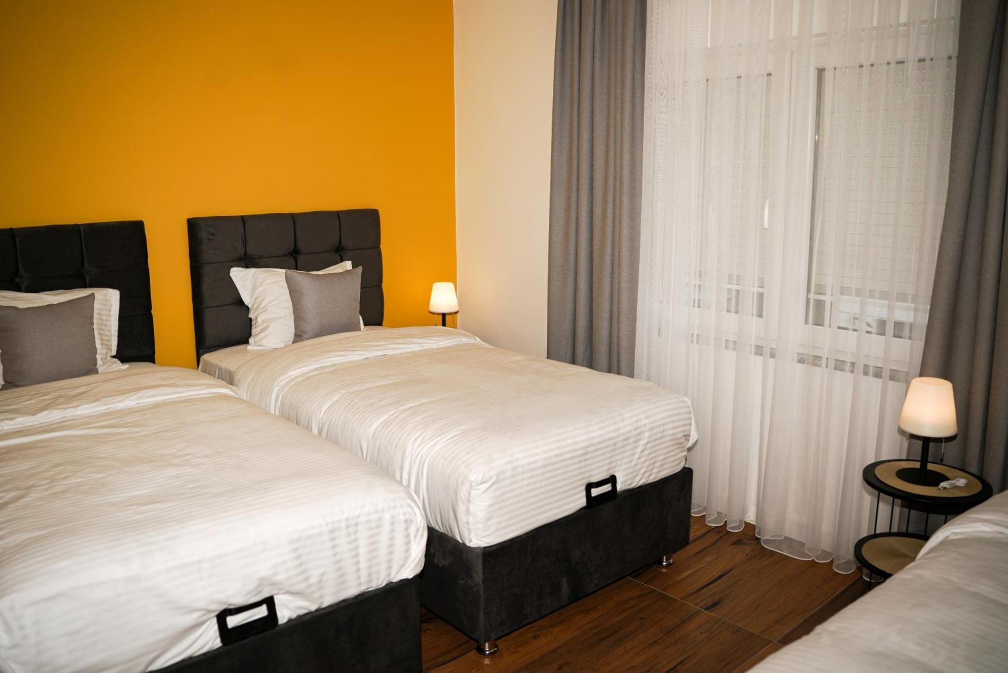 Ten Guest House Pristina Extérieur photo