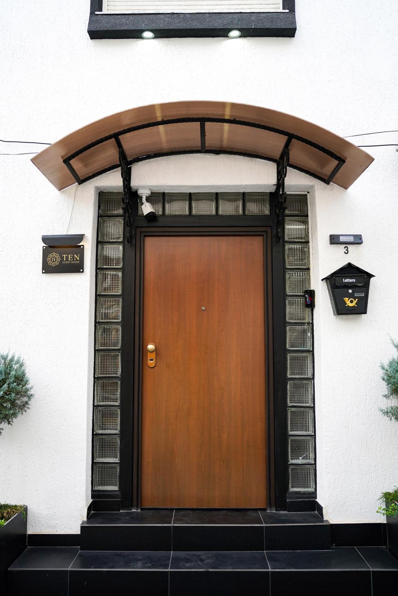 Ten Guest House Pristina Extérieur photo