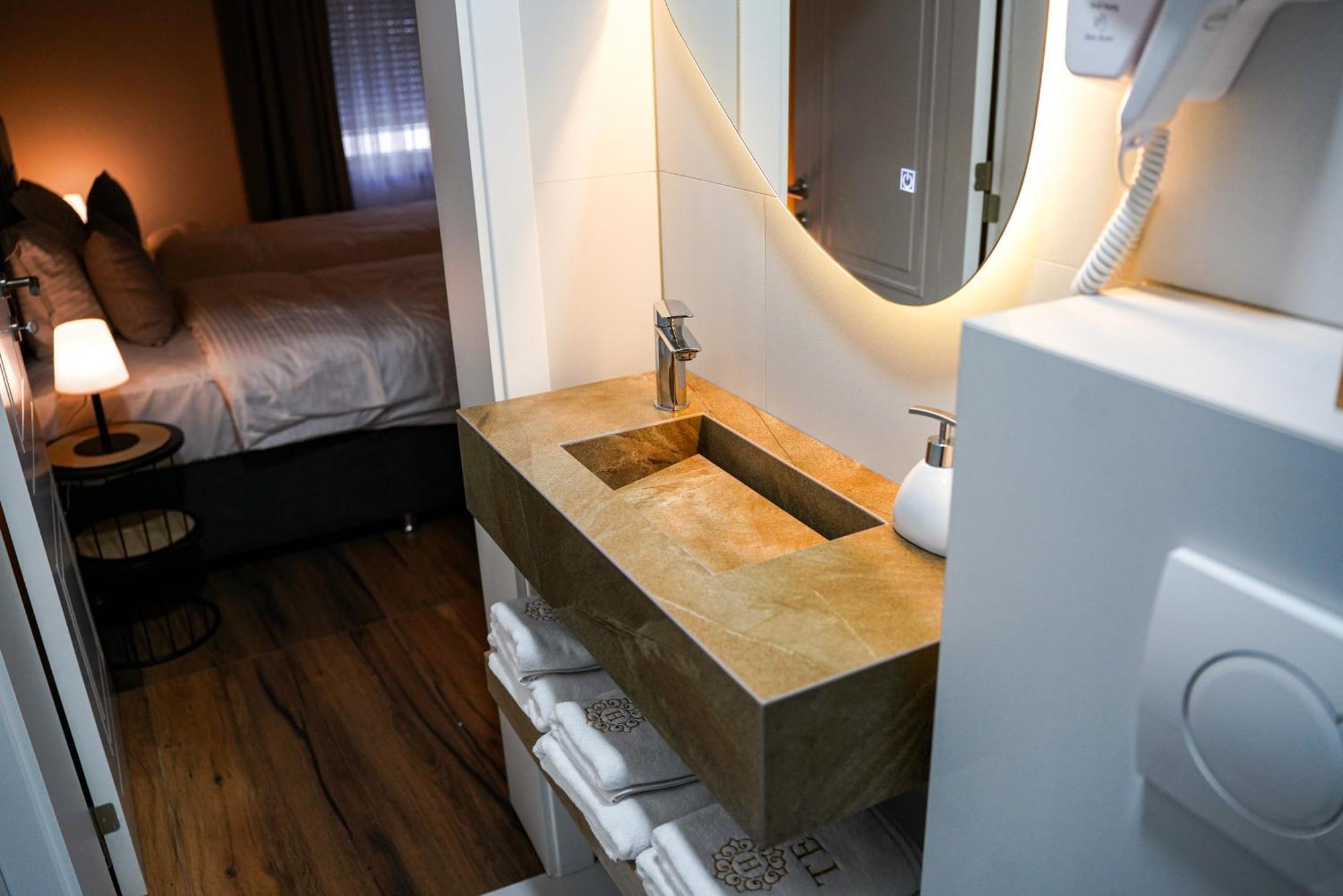 Ten Guest House Pristina Extérieur photo